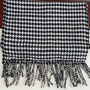 100% Cashmere Black & White Houndstooth X-Large Scarf